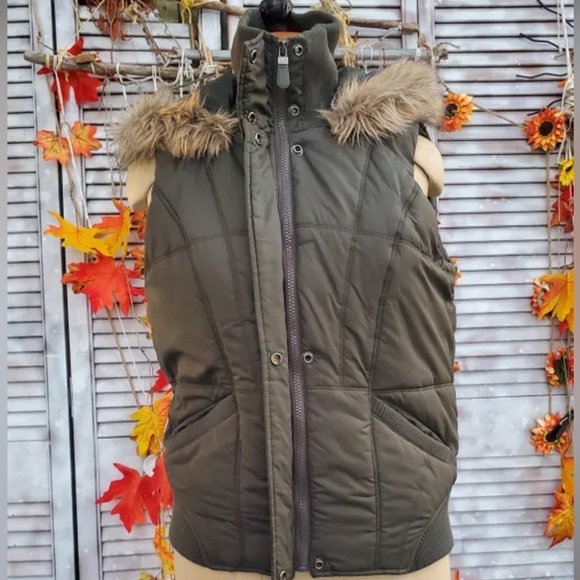 CALVIN KLEIN Hooded Faux Fur Quilted Vest - Picture 8 of 9